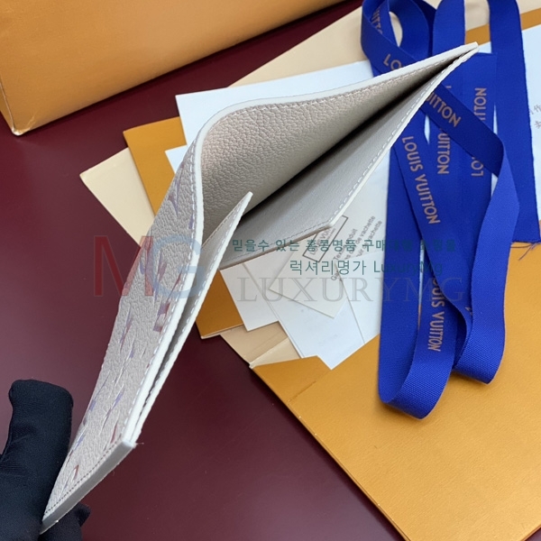 ���̺��� �н���Ʈ Ŀ�� M25917-10
